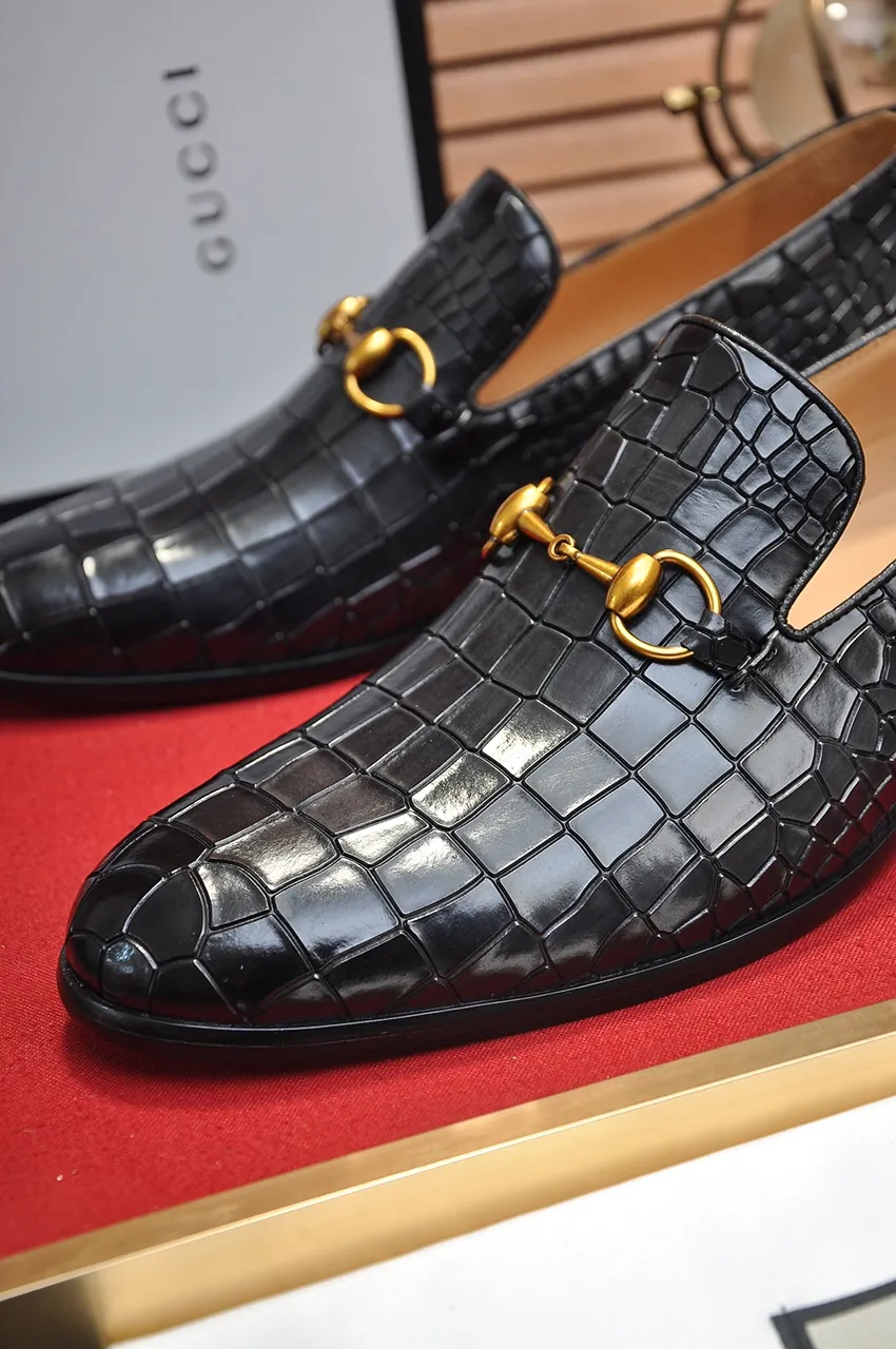 Men's shoes💰560💶Italy's top luxury men's shoe giant (GUCCI) (Gucci) (full cowhide lining) new arrival🍃Original European style🔰 Pleasant to the eye😍In order to make the shoes more durable and non-deformable🌀The production continues to follow traditional methods but there is still no lack of innovation💪Choose original sheepskin for the leather♻️ Smooth and natural And extra bright ⭐Made of imported cowhide, the first choice of rich people 38-45 (45 customized)